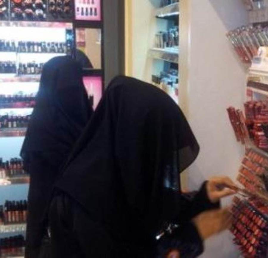 السعوديات ينفقن 480 مليون دولار سنويا علي مستحضرات التجميل