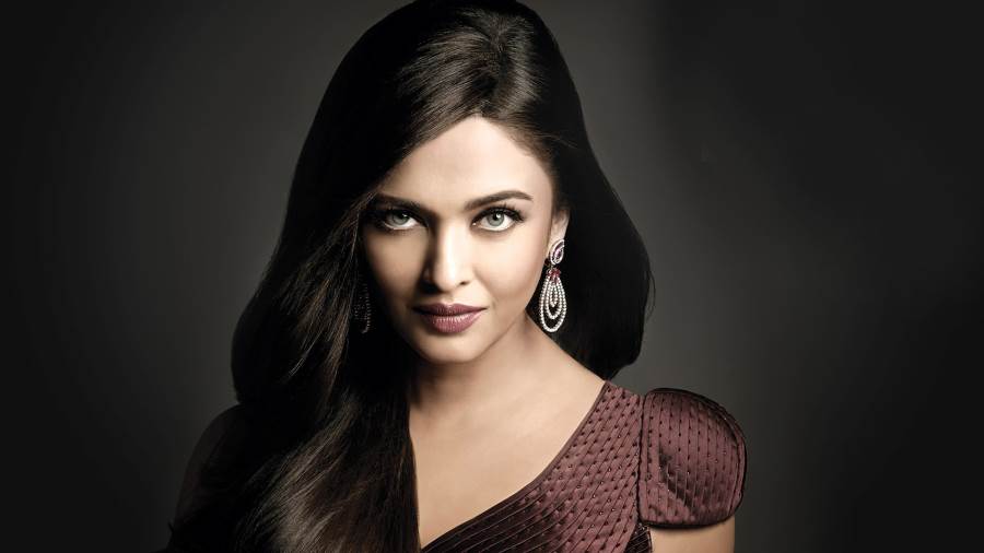 خلال الحفل تم منح ايشوريا راي لقب Woman of Worth وسط تجمع حشد كبير من نساء ونجمات الهند