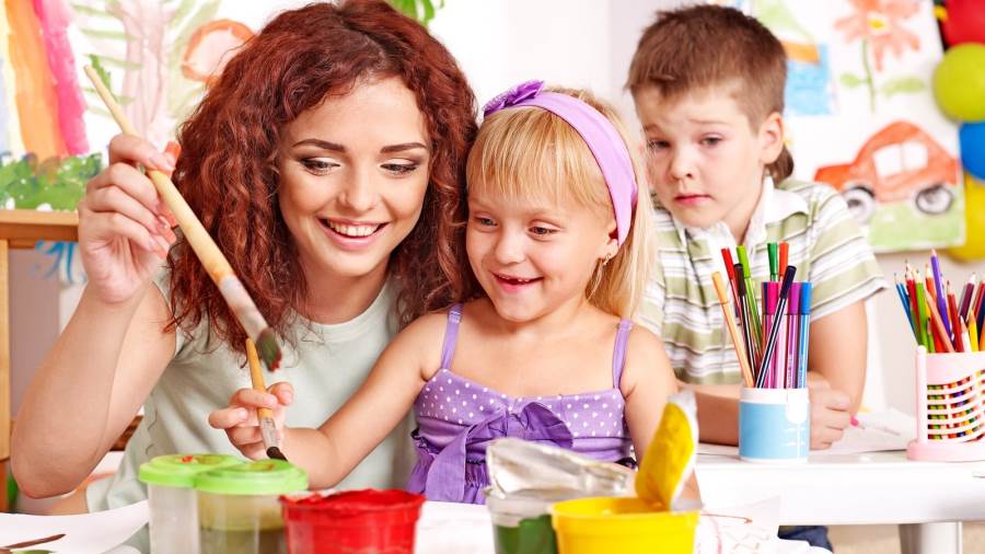 هناك بعض العبارات التي قد تظنينها عادية ولكن يمكنها أن تتسبب في شعور الطفل بالاستياء وتبدد الثقة بالنفس