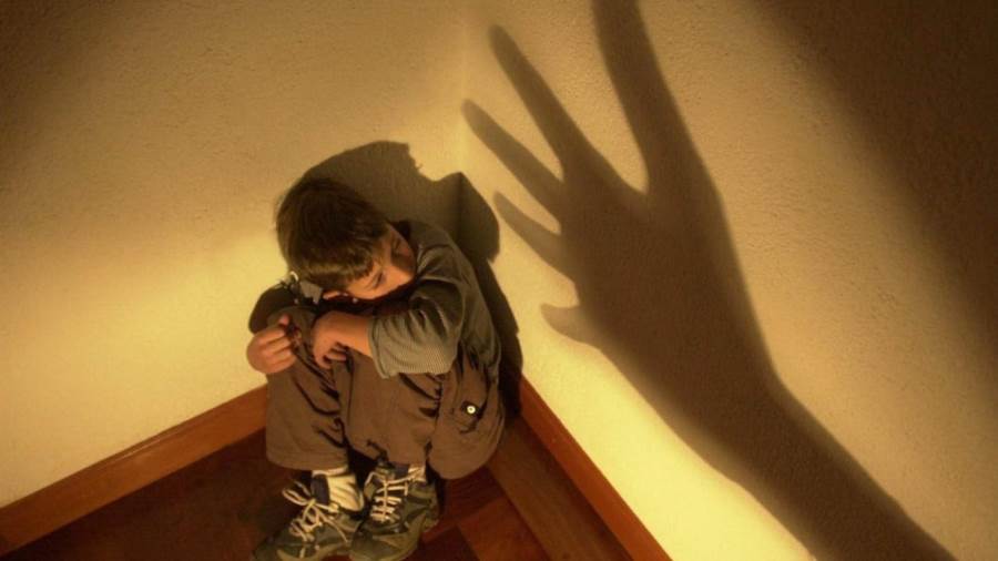حياته قد انقلبت رأسا على عقب بموت والده عندما قررت الأم عزله عن العالم لحمايته من سخرية أطفال الجيران