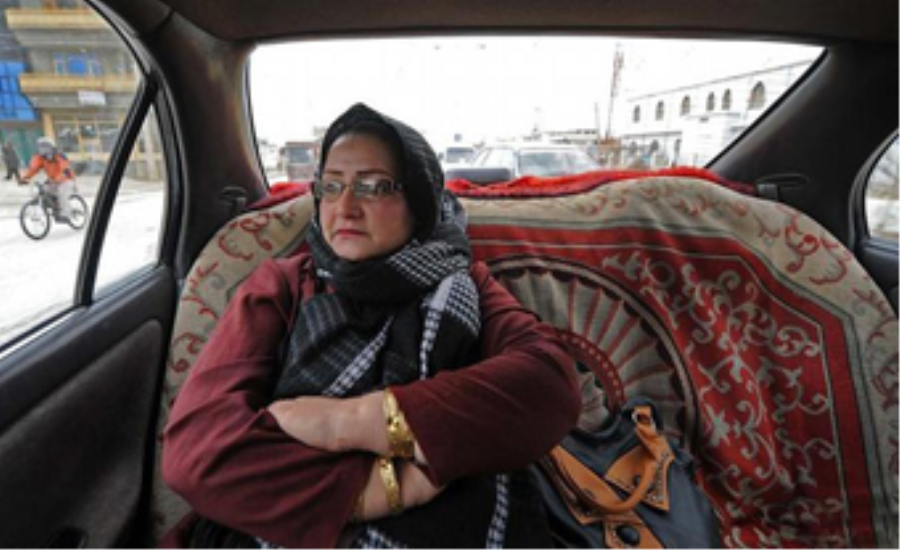 "ظريفة قاضي زاد" أول إمرأة تصبح عمدة قرية في أفغانستان  