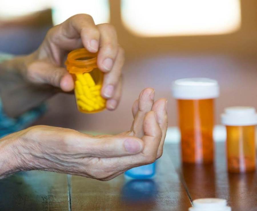 خبراء يحذرون: "فوضى" تناول المسنين الأدوية قد تؤدي للإدمان