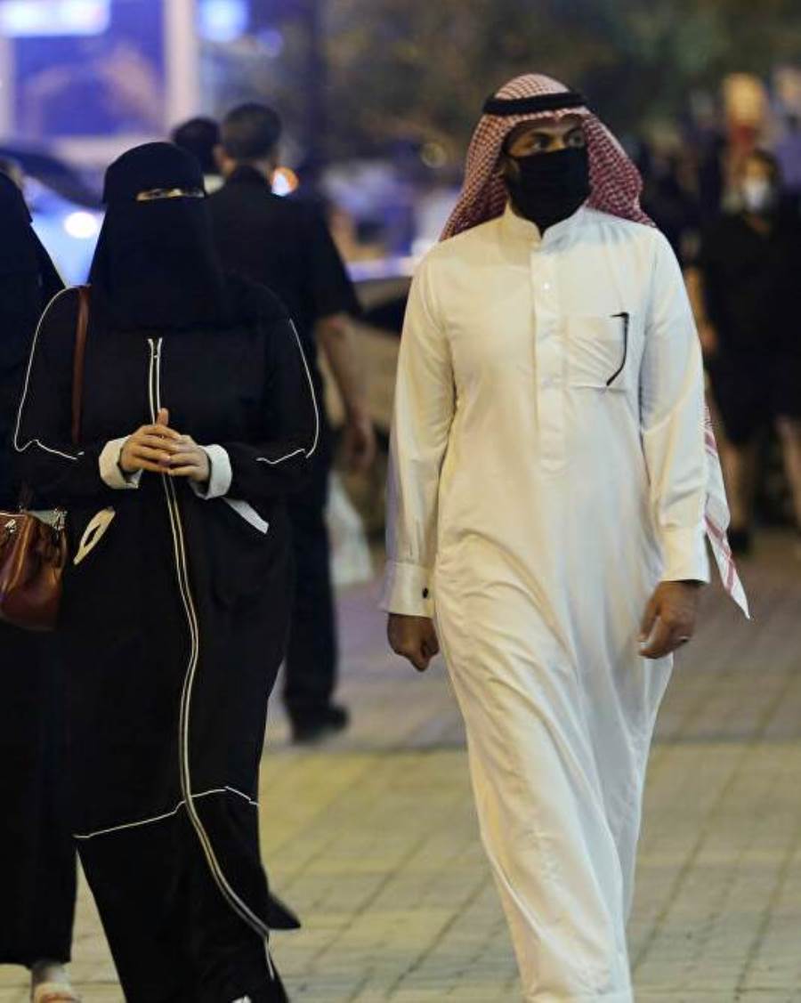 أم سعودية وأبناؤها يزفّون .. أباهم