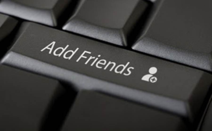  هل تكوين الصداقات على الإنترنت أمر جيد أم غير مرغوب فيه؟