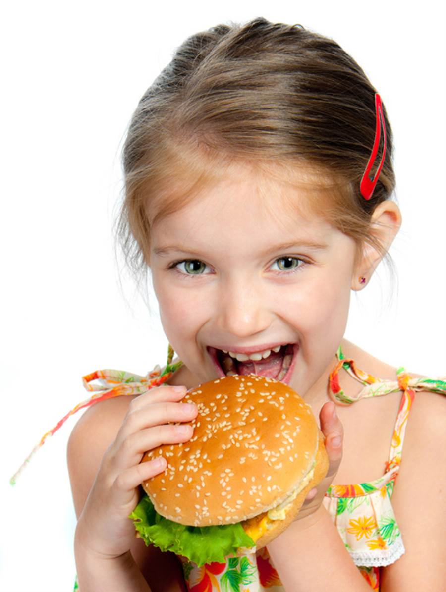 دراسة : تناول الطعام خارج المنزل يهدد صحة الأطفال والمراهقين