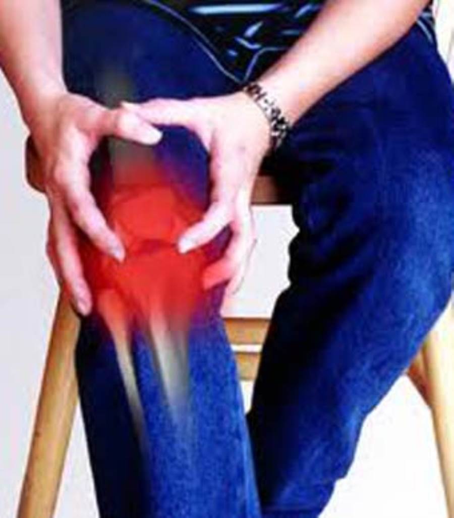 أخصائية عظام : الجلوس على الأرض لفترة طويلة من أسباب آلام الركبة