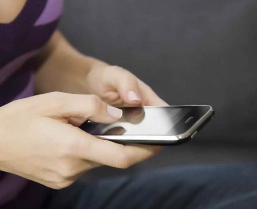 قرية هندية تحظر على نسائها استخدام الهاتف المحمول