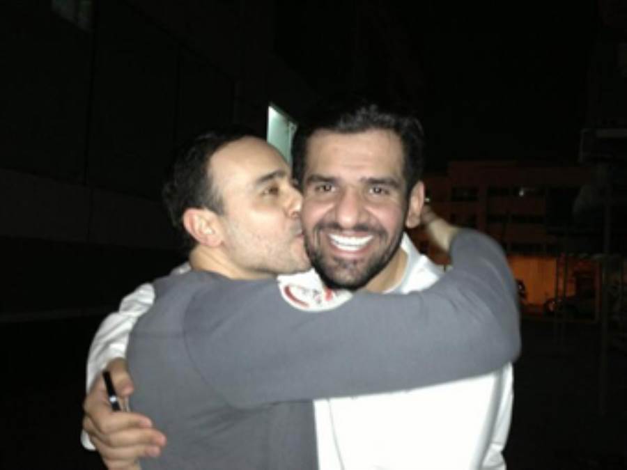 حسين الجسمي وصابر الرباعي يظهران صداقتهما.. من خلال هذه القبلة
