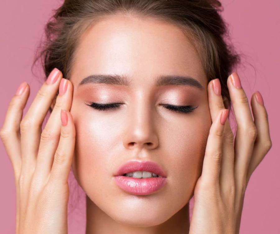 خبيرة التجميل تقدم طريقة سهلة لمعرفة انتهاء صلاحية ماكياجك