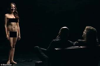 موجة غضب عارمة بسبب تحيزه الواضح ضد المرأة 