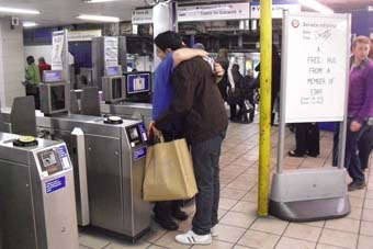 محطة مترو أنفاق تقدم معانقات مجانية للركاب