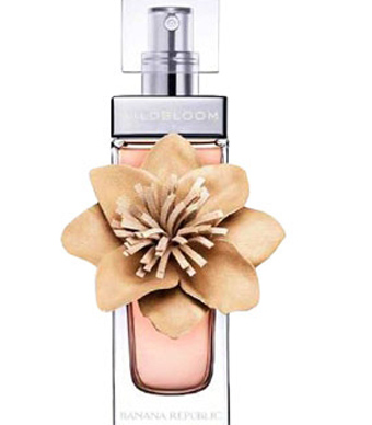 تمتعي بالمغامرة مع عطر Wildbloom Banana Republic للنساء