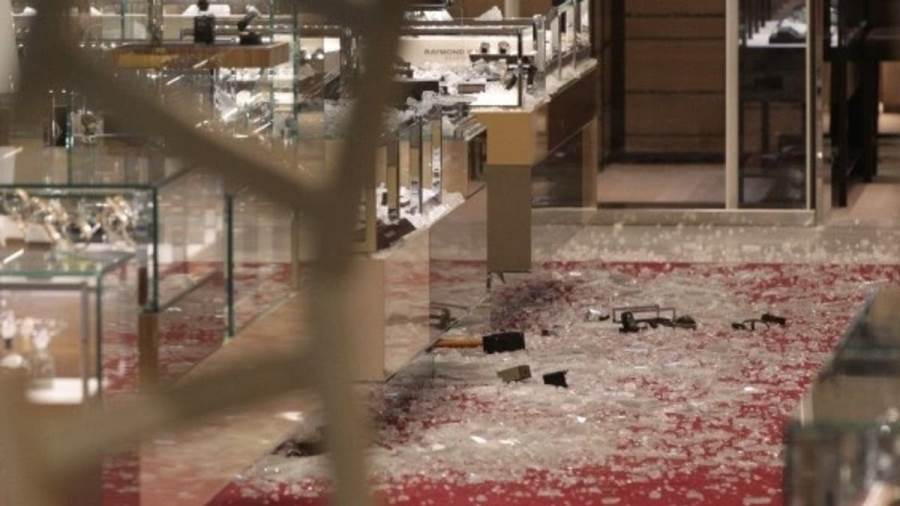 تأتي الحادثة لتتوج سلسلة من السرقات الكبرى التي تعرضت لها فنادق ومتاجر مجوهرات في باريس وغيرها من مدن فرنسا خلال السنوات الثلاث الماضية
