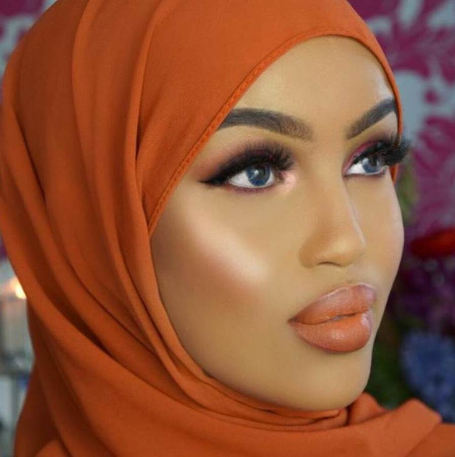 إتبعي هذه الأسس لإختيار لون حجاب المناسب للسمراء الجذابة