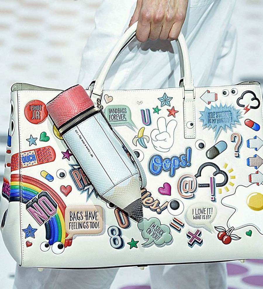 لماذا تجذب حقائب «Anya Hindmarch» النجمات؟