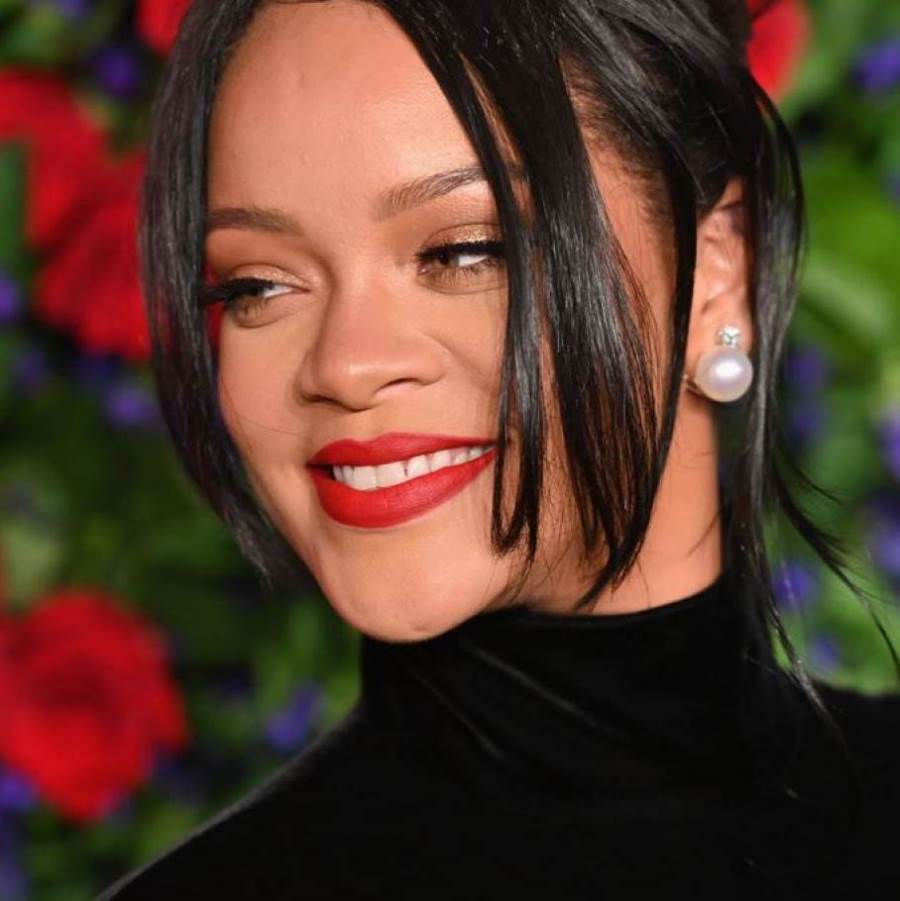 ريهانا تظهر موهبتيها في تزيين الشعر والإثارة ليلة رأس السنة