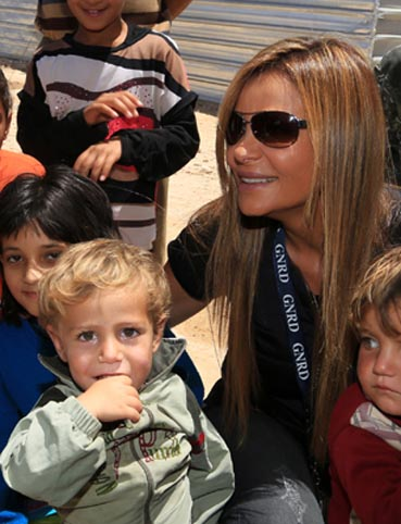  كارول سماحة تزور اللاجئين السورين بالحدود الاردنية