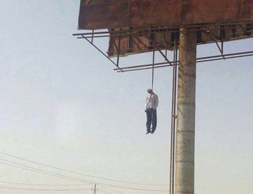 مواطن يشنق نفسه على الطريق الصحراوى