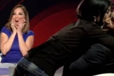 بالفيديو .. فتاة تفاجئ هاني سلامة وتقبّله على الهواء