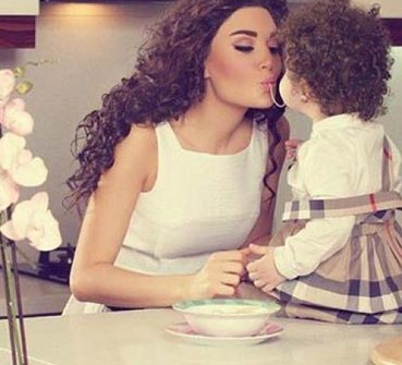 شاهد سيرين عبدالنور تأكل من فم ابنتها!