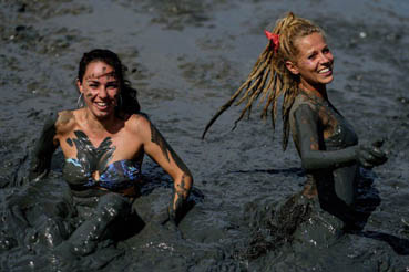  بالفيديو .. مهرجان "الطين" في مدينة باراتي البرازيلية