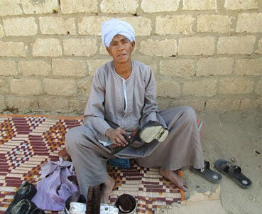شاهد الأم المثالية في محافظة الأقصر .. "رجل"! ‫