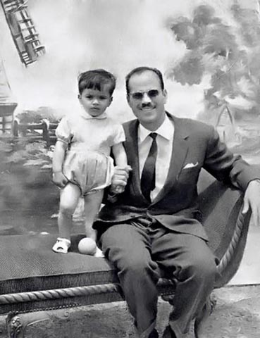 عمرو دياب ينشر صورته طفل صغير إلى جانب والده .. فهل تغيرت ملامحه؟