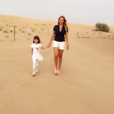  شاهد جويل مردينيان بـ"هوت شورت"وسط الصحراء برفقة أبنتها!