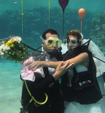 بالصور .. أول زفاف مصرى تحت الماء