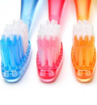  إحذر .. فرشاة أسنانك قد تنقل بكتيريا البراز إلى فمك