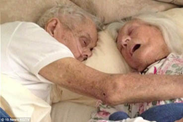  بالصور.. تفاصيل وفاة زوجين معاً في أحضان بعضهما بعد زواج 75عام