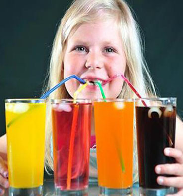  إليك فوائد وأضرار المشروبات التي يتناولها طفلك