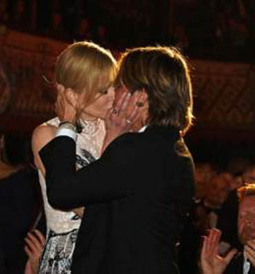 نيكول كيدمان تتلقى جائزة أفضل ممثلة .. وزوجها يدعمها بلحظات رومانسية
