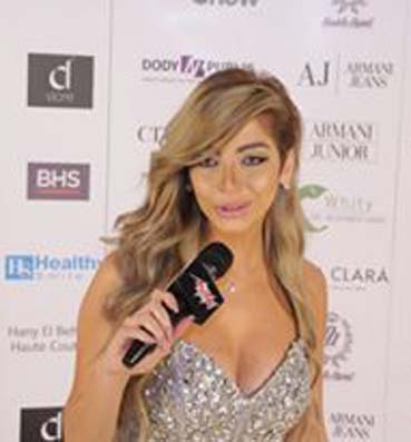  بالفيديو .. مذيعة تقدم برنامجها على الهواء في بانيو استحمام!