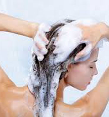 أهم النصائح التي يجب اتباعها عند غسل الشعر بالشتاء