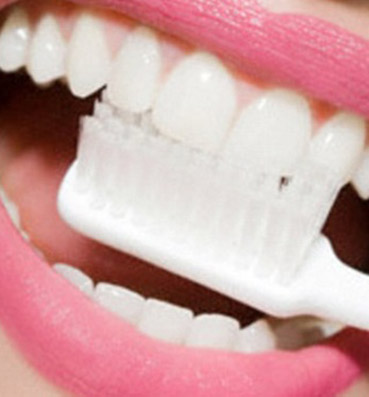 ديلي ميل: غسيل الأسنان باستمرار يحافظ على المخ من الخرف