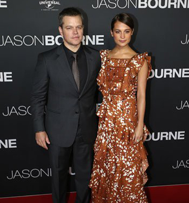مات ديمون واليشيا فيكاندر يفتتحان عرض "Jason Bourne"
