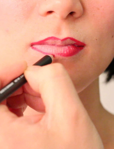 كل ما هو جديد ومميز في محددات الشفاه هذا الصيف