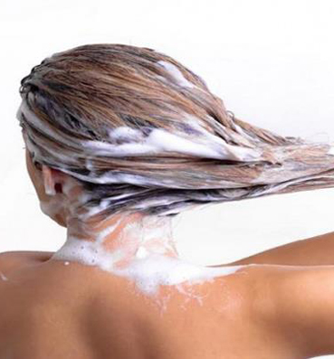 تعرفي علي .. الطريقة الصحيحة لغسل الشعر
