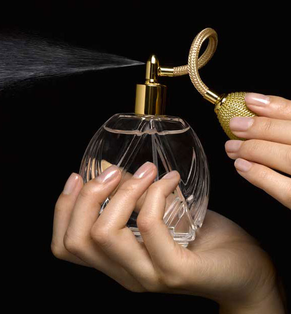 6 أماكن بالجسم يثبت عليها العطر ليدوم طويلا 