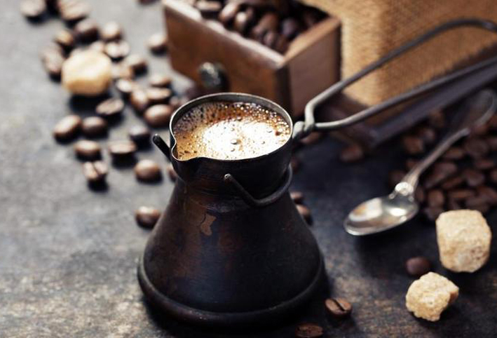  4 طرق للعناية بركوة القهوة النحاس