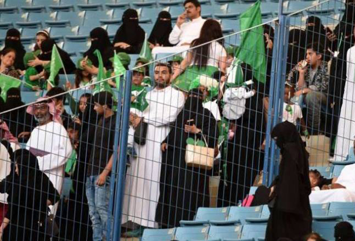 السلطات السعودية تسمح للسيدات بدخول الملاعب وحضور المباريات الرياضية