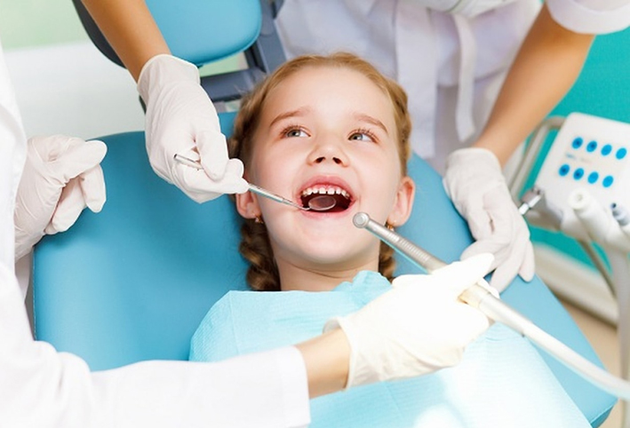 لماذا يفضل الآباء إعطاء أطفالهم المسكنات بدلا من الذهاب لطبيب الأسنان؟