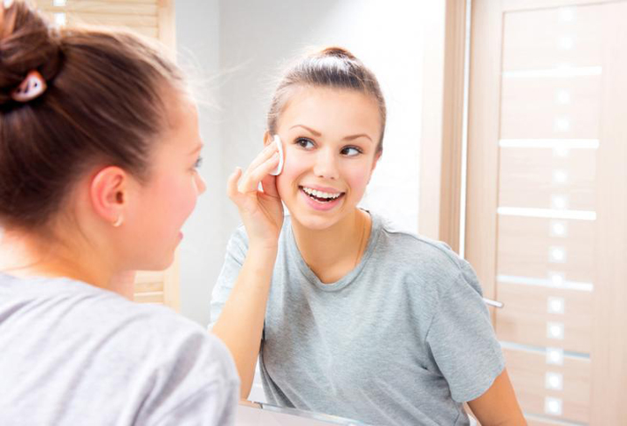 إليك كيف يؤثر روتين الماكياج اليومي على بشرتك؟