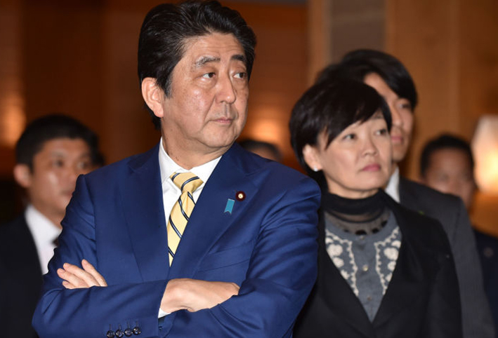 بالصور .. طباخ نتنياهو يقدم الحلوى لرئيس الوزراء الياباني بالحذاء