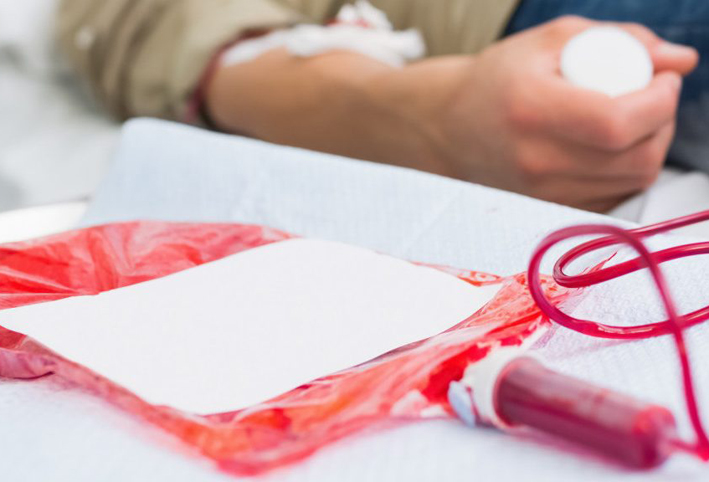 رغم تخطيه الـ 80 عاماً .. استرالي يسجل أعلى رقم تبرع بالدم