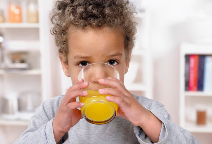 تحذيرات من تقديم عصير البرتقال للأطفال لهذه الأسباب