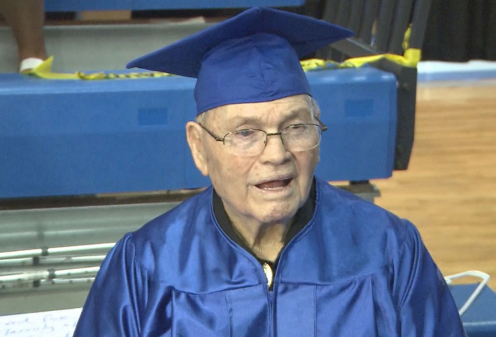 تخرّج من الثانوية في عمر الـ 92