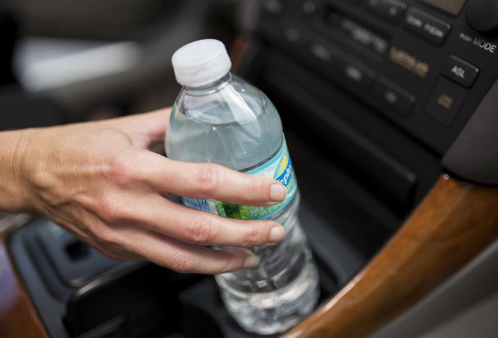 تجنبي ترك زجاجة الماء داخل السيارة خلال الصيف