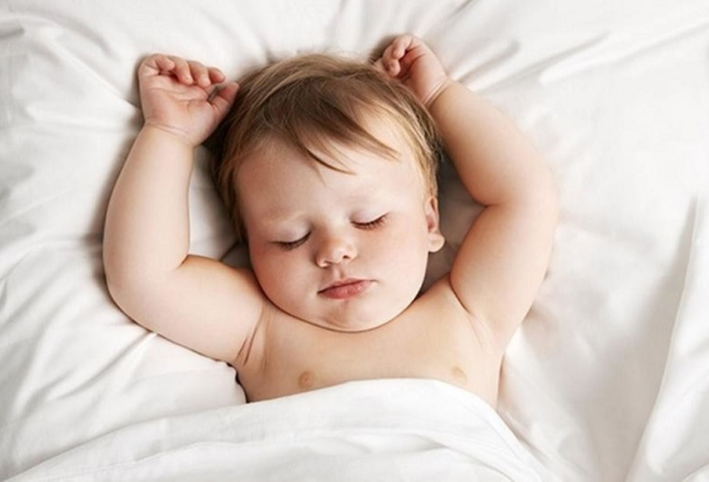 الأطعمة الصلبة قد تساعد الرضع على النوم لفترة أطول